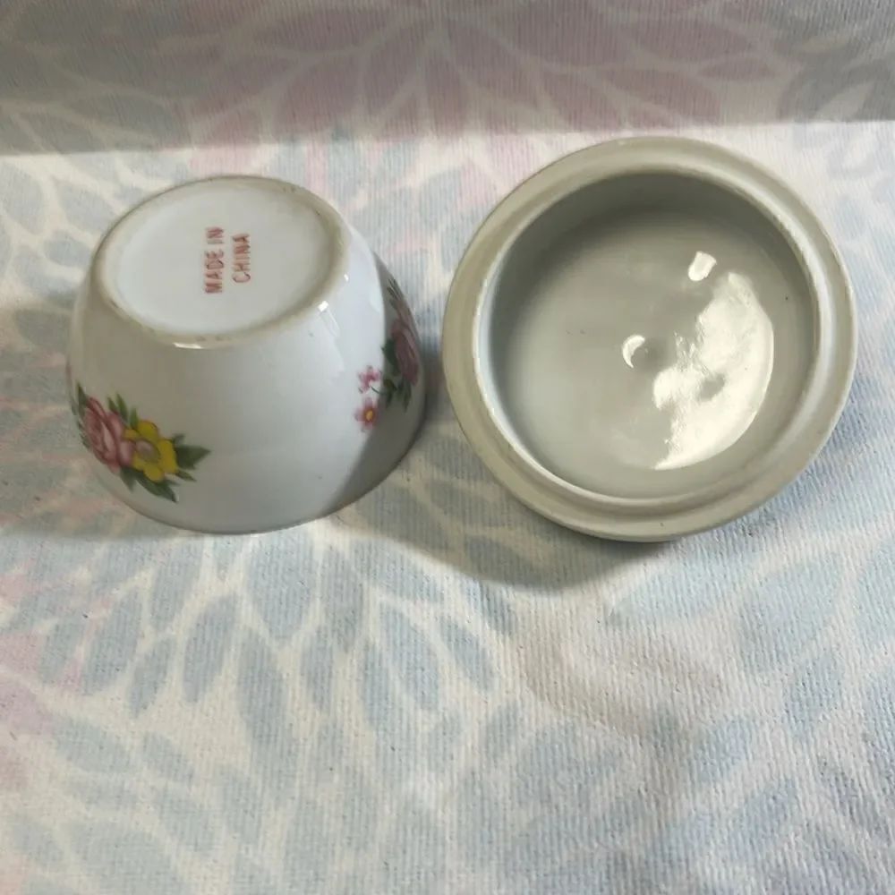 Vintage Beautiful Round Trinket Container - Picture 4 of 7
